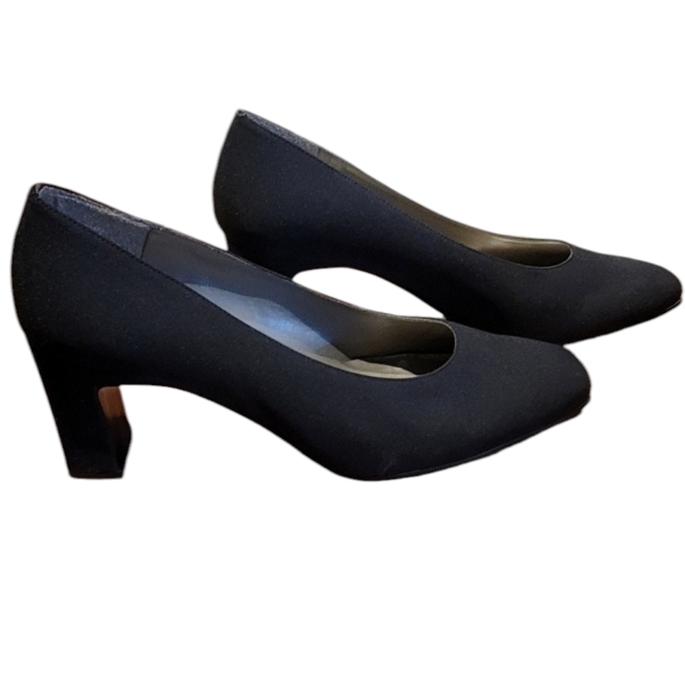 Bandolino black fabric 2 1/2in heel, square toed, wide heeled pumps Size 8.5